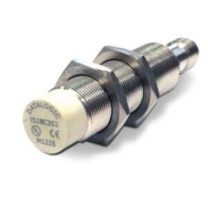 DataLogic/DataSensing márkájú induktív- és kapacitív érzékelő, mely jellemzői, hogy síkba szerelhetőek, M18-as csatlakozójuk van, érzékelési távolságuk 5-8 mm, NPN/PNP NO vagy NC-s kimenettel szereltek lehetnek, kapcsolási frekvenciájuk 1000Hz
