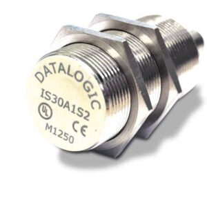 DataLogic/DataSensing márkájú induktív érzékelő, mely jellemzői, hogy síkba szerelhetőek, M30-as csatlakozójuk van, érzékelési távolságuk 10-15 mm, NPN NO vagy NC-s kimenettel szereltek lehetnek, kapcsolási frekvenciájuk 1000 Hz